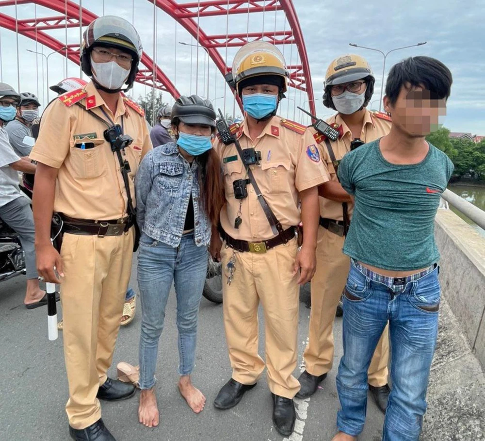 Đội CSGT Nam Sài Gòn khống chế được đôi nam nữ. Ảnh: MINH VƯƠNG