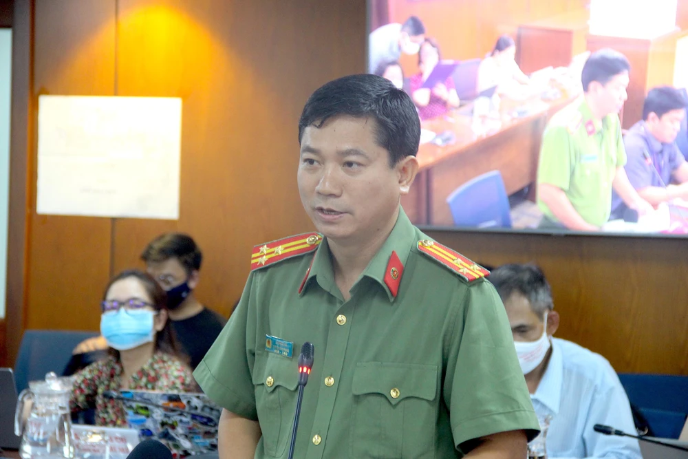 Thượng tá Lê Mạnh Hà, Phó Trưởng phòng Tham mưu trả lời tại họp báo. Ảnh: LÊ THOA