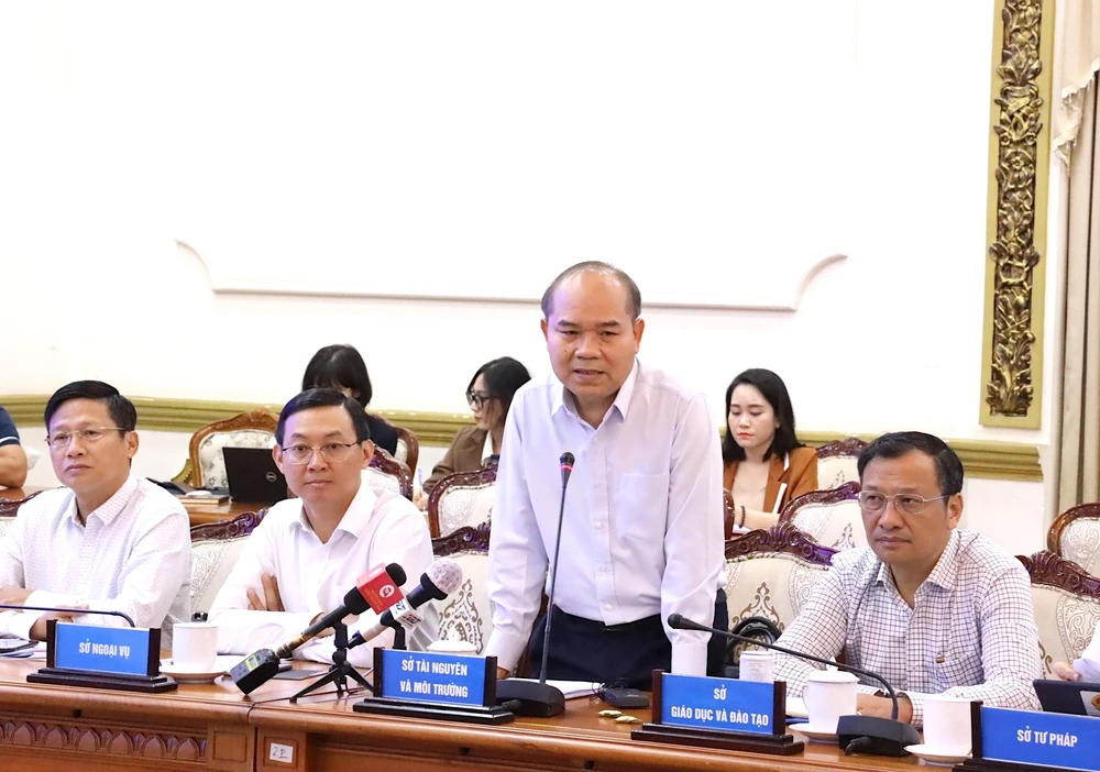 Ông Lê Văn Bảy, Phó Giám đốc Sở TN&amp;MT TP.HCM, phát biểu tại cuộc họp. Ảnh: TTBC