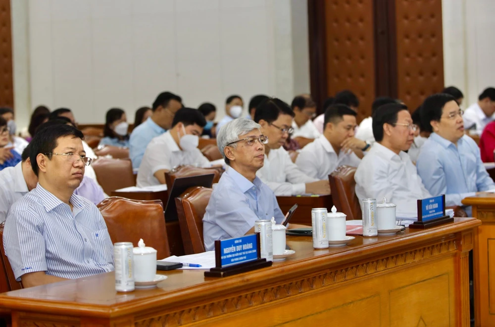 Ông Nguyễn Duy Hoàng, Phó Cục trưởng Cục Kiểm soát thủ tục hành chính, Văn phòng Chính phủ (bìa trái). Ảnh: NGUYỆT NHI