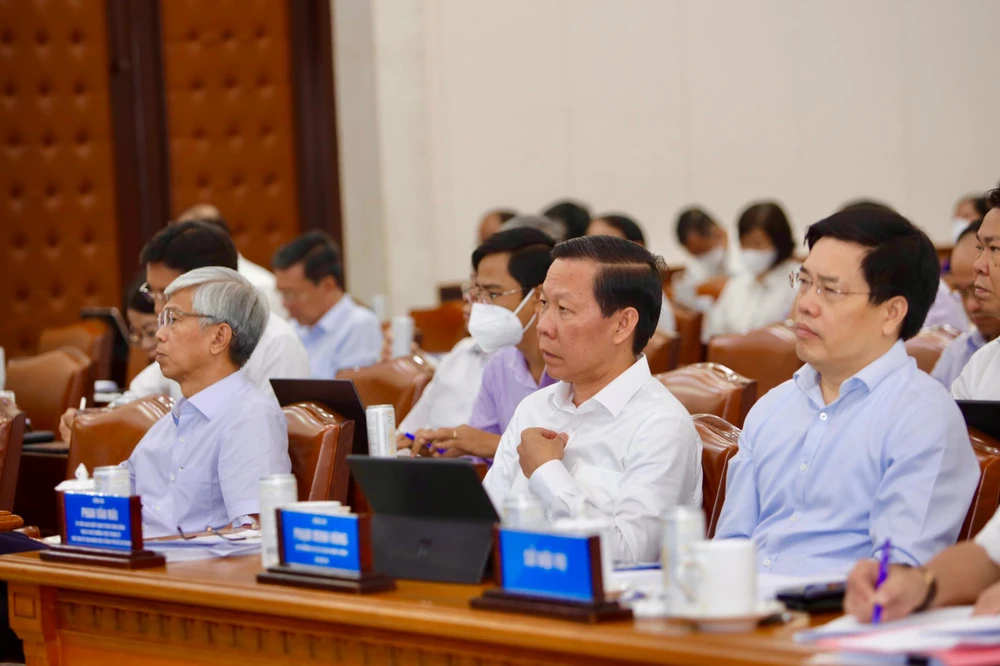 Chủ tịch UBND TP.HCM Phan Văn Mãi chủ trì hội nghị. Ảnh: NGUYỆT NHI