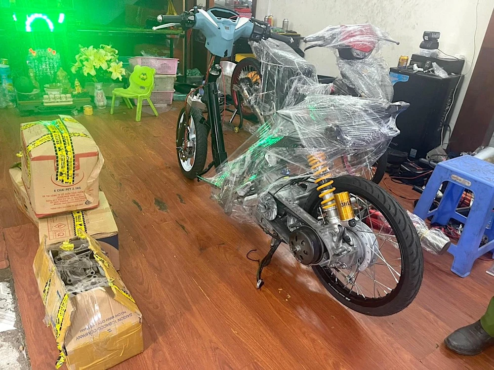 Công an phát hiện xe máy nghi "độ chế" ở huyện Củ Chi. Ảnh: PC08