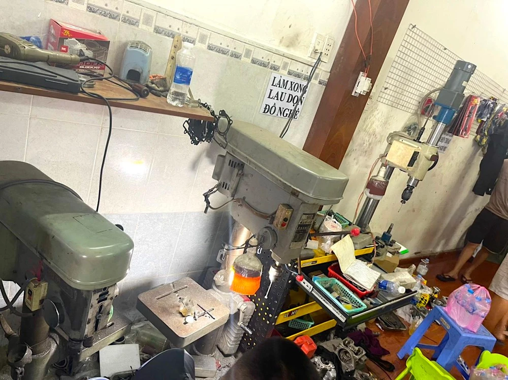 Hiện trường "độ chế" xe máy ở huyện Củ Chi. Ảnh: PC08