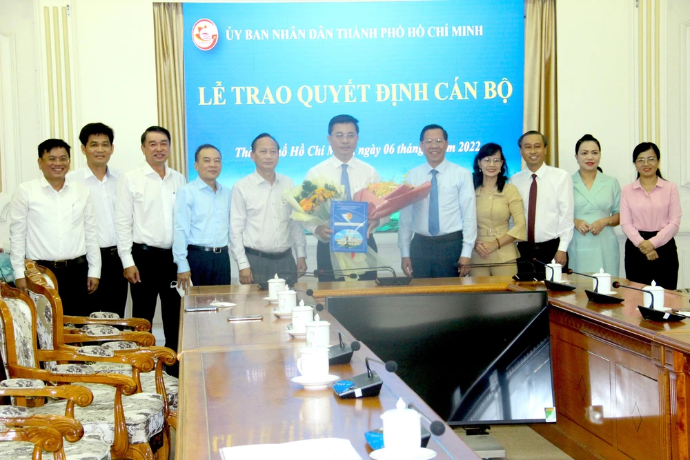 Chủ tịch UBND TP.HCM Phan Văn Mãi trao quyết định cho tân Chủ tịch UBND huyện Bình Chánh. Ảnh: LÊ THOA