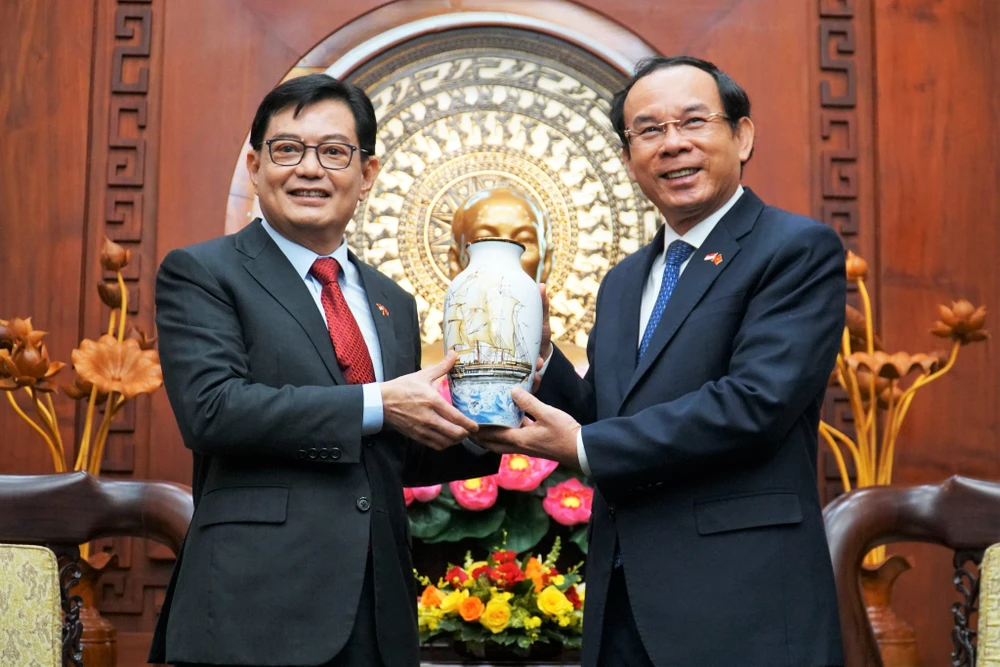 Bí thư Thành ủy TP.HCM Nguyễn Văn Nên tặng quà kỷ niệm cho Phó Thủ tướng Singapore Heng Swee Keat. Ảnh: BẢO PHƯƠNG