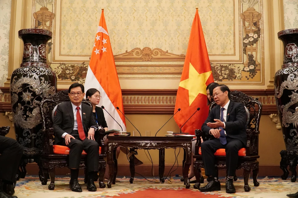 Chủ tịch UBND TP.HCM Phan Văn Mãi tiếp đón Phó Thủ tướng Heng Swee Keat. Ảnh: BẢO PHƯƠNG