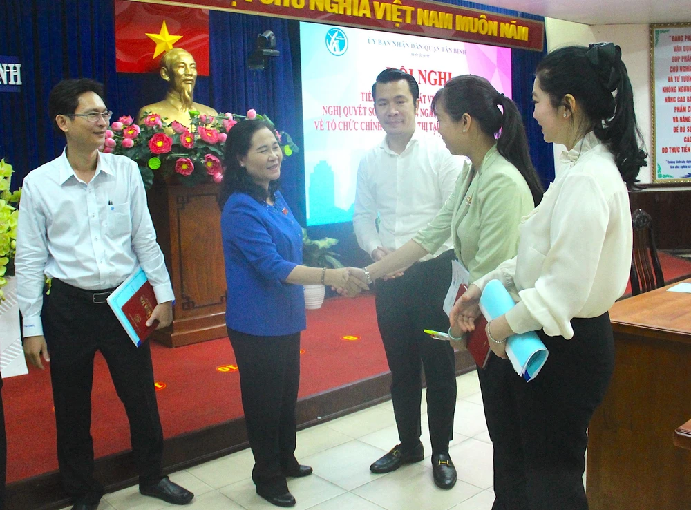 Chủ tịch HĐND TP.HCM Nguyễn Thị Lệ trao đổi với lãnh đạo quận Tân Bình. Ảnh: LÊ THOA Chủ tịch HĐND TP.HCM Nguyễn Thị Lệ trao đổi với lãnh đạo quận Tân Bình. Ảnh: LÊ THOA