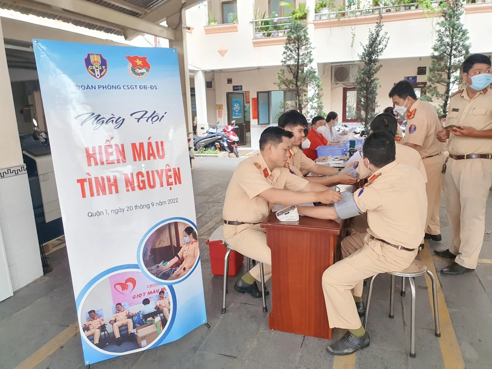 Đoàn viên thanh niên Phòng CSGT TP.HCM hiến máu vào ngày 20-9. Ảnh: NGUYỄN TIẾN