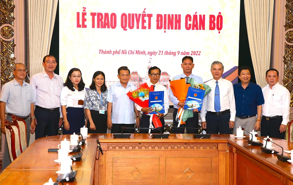 Phó Chủ tịch UBND TP.HCM Ngô Minh Châu trao quyết định và chúc mừng hai tân Phó Trưởng ban. Ảnh: BÍCH NGỌC