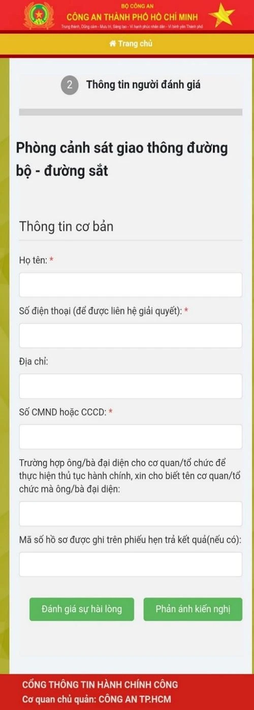 Người dân điền đầy đủ thông tin theo mẫu. Ảnh: HK