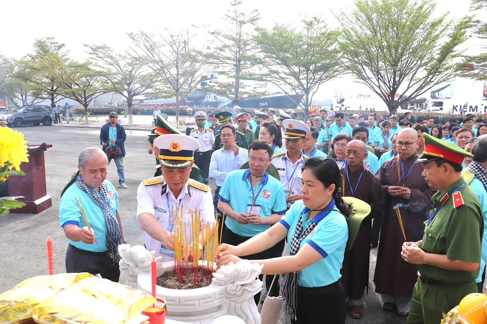 Đoàn công tác của TP.HCM dâng hương các anh hùng, liệt sĩ Đoàn tàu Không số. Ảnh: ANH HOÀNG