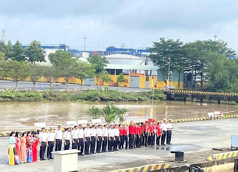 Đại diện lãnh đạo TP và Lữ đoàn 125 tiễn đoàn. Ảnh ĐỨC HIỂN