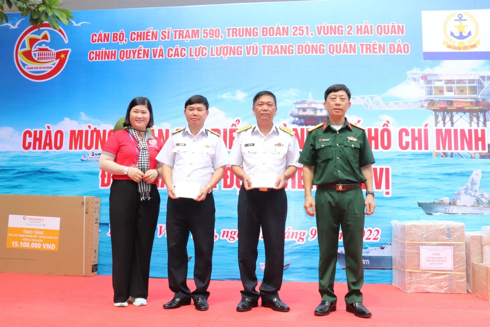 Đoàn đại biểu TP.HCM tặng quà cho các cán bộ, chiến sĩ. Ảnh: ANH HOÀNG