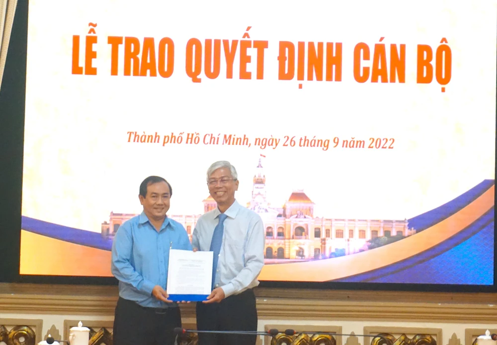 Phó Chủ tịch UBND TP.HCM Võ Văn Hoan trao quyết định cho ông Huỳnh Ngọc Thông. Ảnh: BÍCH NGỌC