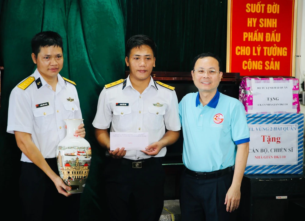 Phó Bí thư Thành uỷ TP.HCM Nguyễn Văn Hiếu trao tặng quà cho cán bộ, chiến sĩ Nhà giàn DK1/10.