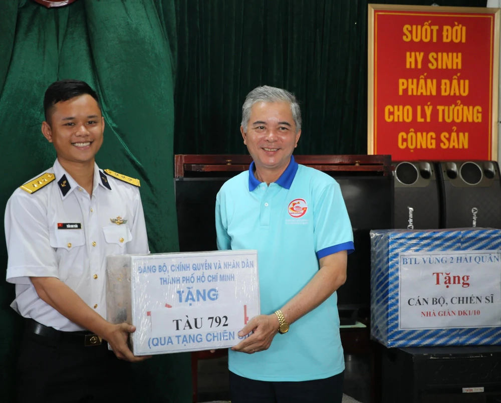 Phó Chủ tịch UBND TP.HCM Ngô Minh Châu tặng quà cho Tàu 792.