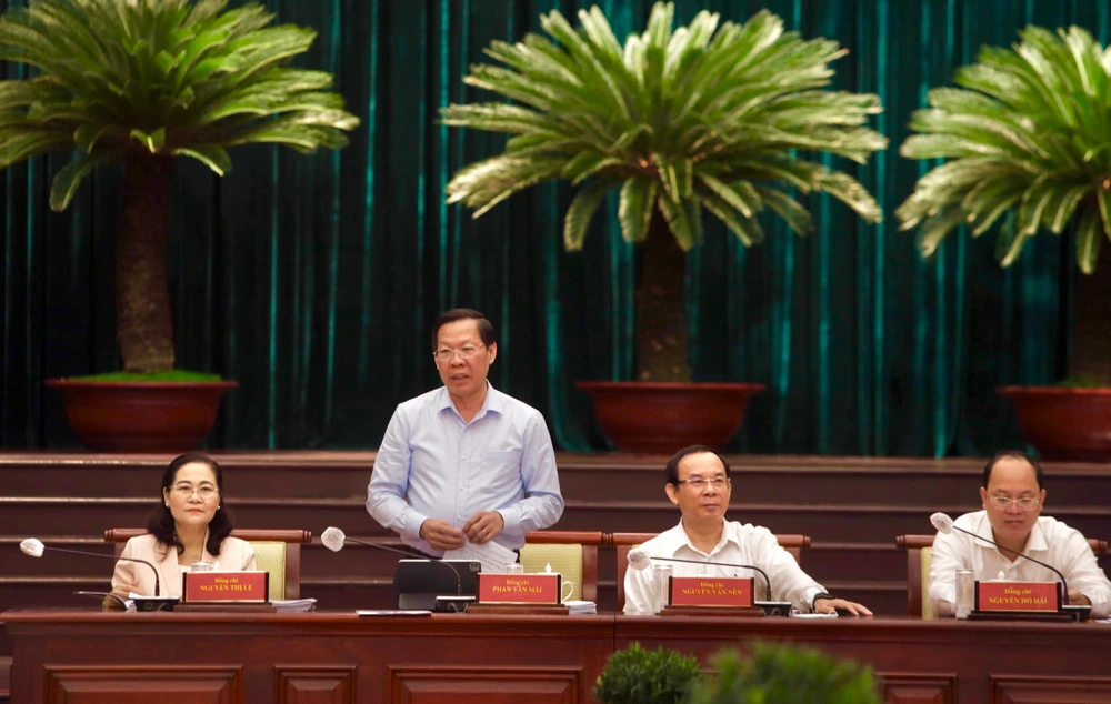 Chủ tịch UBND TP.HCM Phan Văn Mãi phát biểu tại hội nghị. Ảnh: NGUYỆT NHI