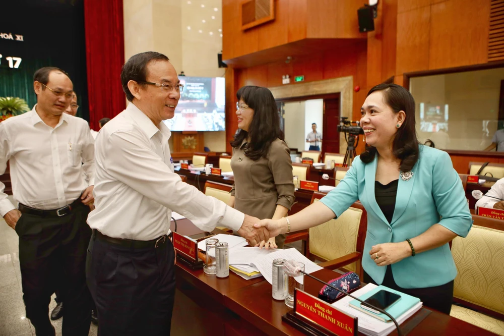 Bí thư Thành uỷ TP.HCM Nguyễn Văn Nên trao đổi với các đại biểu trước hội nghị. Ảnh: NGUYỆT NHI