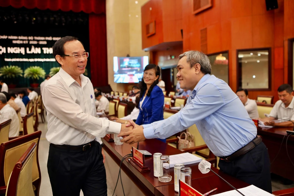 Bí thư Thành uỷ TP.HCM Nguyễn Văn Nên trao đổi với các đại biểu trước hội nghị. Ảnh: NGUYỆT NHI