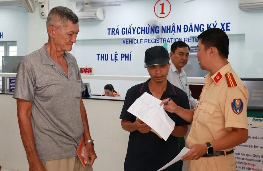 CSGT TP.HCM đang rà soát, cập nhật và bổ sung dữ liệu đăng ký, quản lý phương tiện giao thông cơ giới đường bộ. Ảnh: LÊ THOA