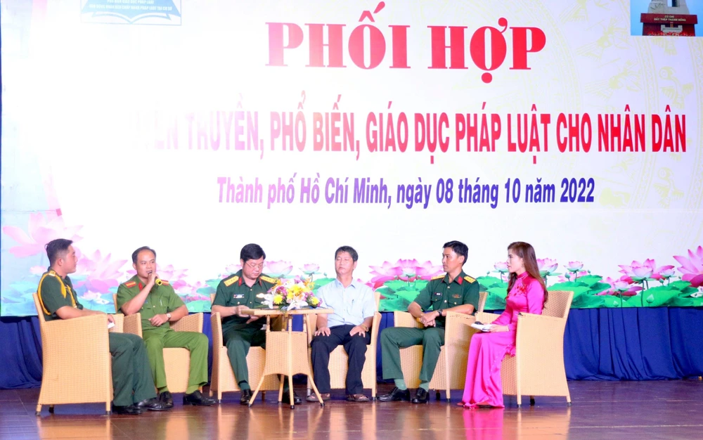 Thiếu tá Nguyễn Quốc Tuấn, Phó Trưởng Công an huyện Củ Chi (thứ hai từ trái sang), phát biểu tại buổi tuyên truyền. Ảnh: HOÀNG TUẤN Thiếu tá Nguyễn Quốc Tuấn, Phó Trưởng Công an huyện Củ Chi (thứ hai từ trái sang), phát biểu tại buổi tuyên truyền. Ảnh: HOÀNG TUẤN