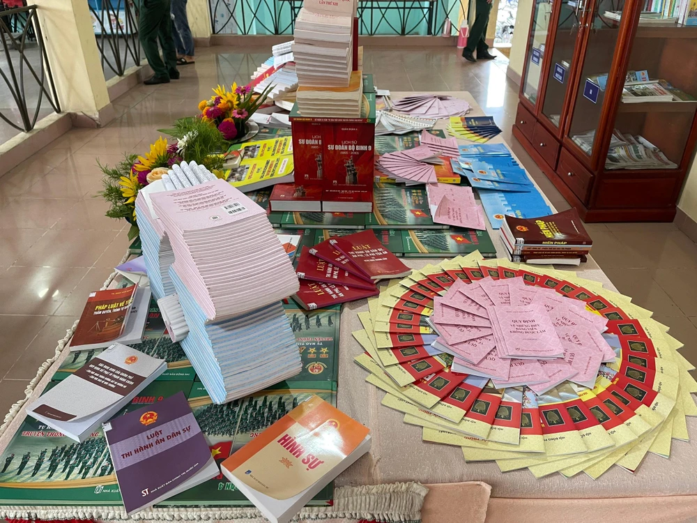 Nhiều sách tuyên truyền về luật để người dân tìm hiểu. Ảnh: HOÀNG TUẤN Nhiều sách tuyên truyền về luật để người dân tìm hiểu. Ảnh: HOÀNG TUẤN