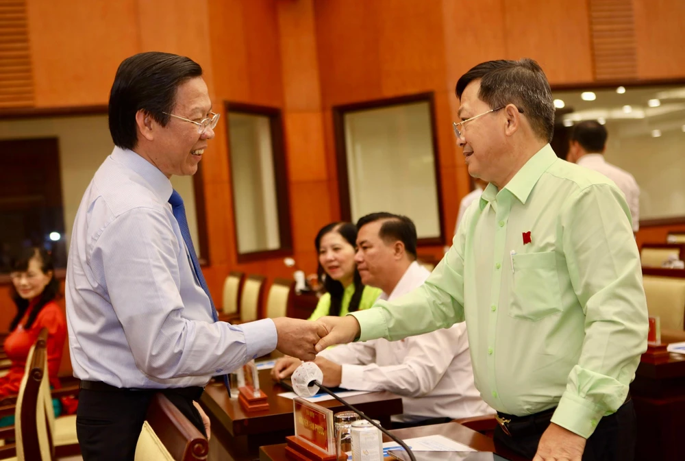 Chủ tịch UBND TP.HCM Phan Văn Mãi trao đổi với các đại biểu trước kỳ họp. Ảnh: NGUYỆT NHI Chủ tịch UBND TP.HCM Phan Văn Mãi trao đổi với các đại biểu trước kỳ họp. Ảnh: NGUYỆT NHI
