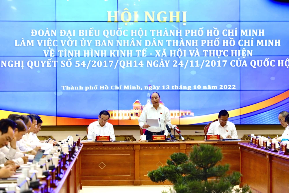 Chủ tịch nước Nguyễn Xuân Phúc chủ trì buổi làm việc với UBND TP.HCM. Ảnh: TTBC