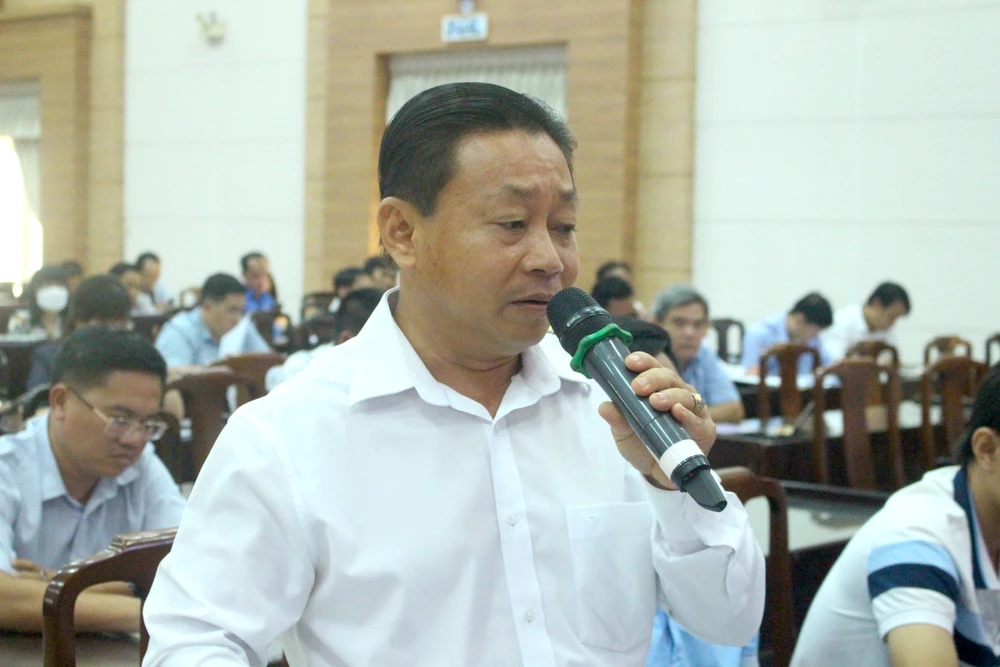 Cử tri Nguyễn Hữu Ngữ, phường Bình Hưng Hoà B, phát biểu. Ảnh: LÊ THOA
