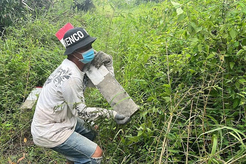 Công nhân cắm mốc giải phóng mặt bằng cho đường vành đai 3 hồi tháng 10-2022. Ảnh: ĐÀO TRANG