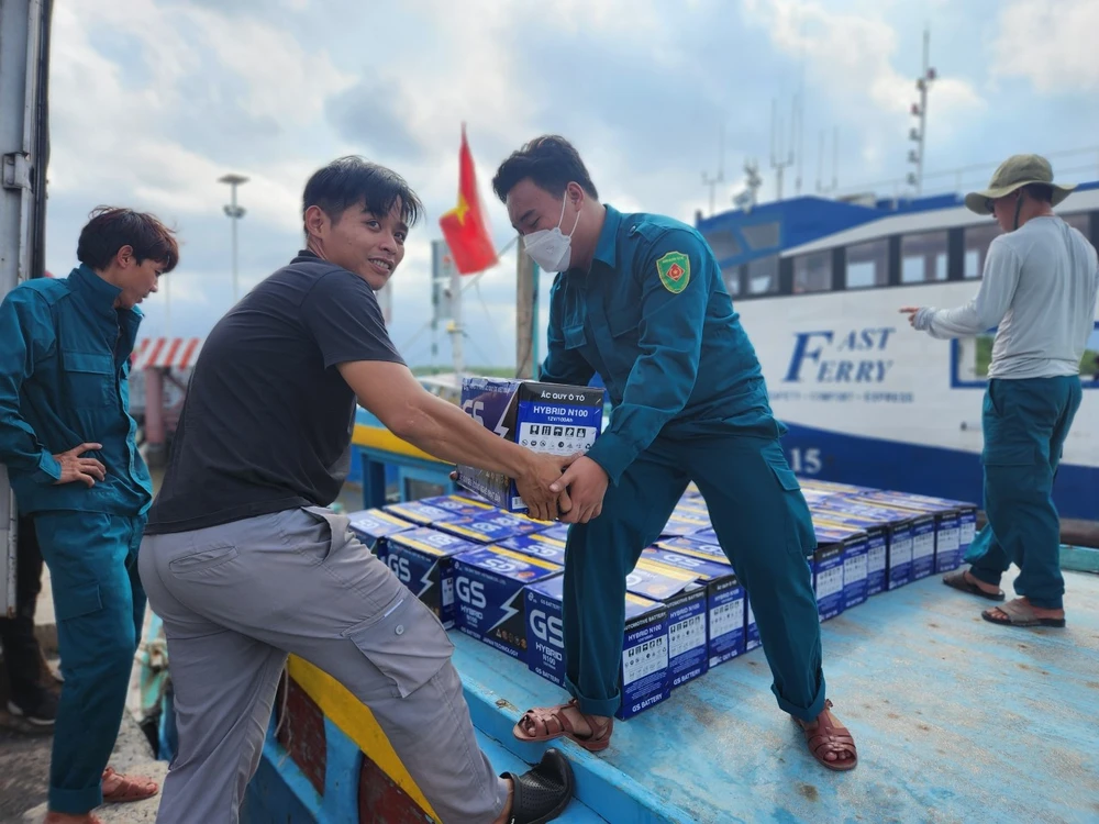 Quà tặng được Ban Tổ chức chuyển ra xã đảo Thạnh An để trao cho các ngư dân vào sáng mai (17-5). Ảnh: TỰ SANG