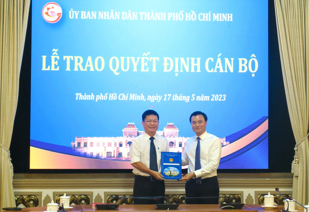 Phó Chủ tịch UBND TP.HCM Bùi Xuân Cường trao quyết định cán bộ. Ảnh: M.H