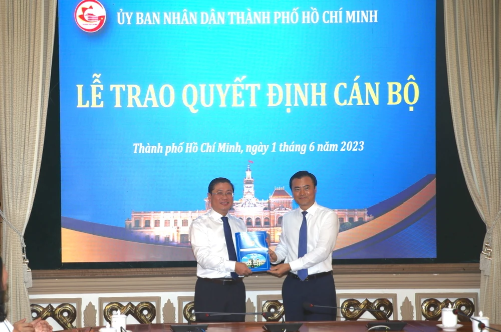 Phó Chủ tịch UBND TP.HCM Bùi Xuân Cường (phải), trao quyết định cho ông Huỳnh Văn Thanh. Ảnh: HÀ THƯ