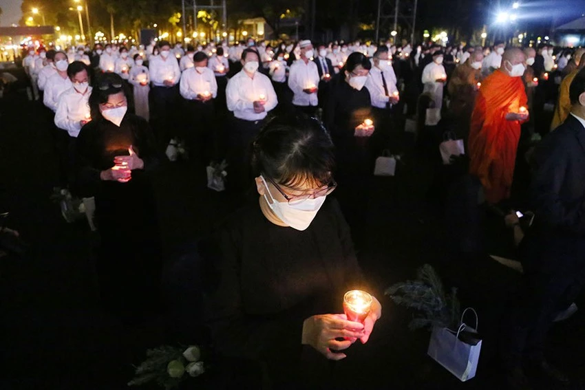 Ủy ban Trung ương MTTQ Việt Nam và Thành ủy, UBND TP.HCM phối hợp tổ chức lễ tưởng niệm đồng bào tử vong và cán bộ, chiến sĩ hy sinh trong đại dịch COVID-19 tại Hội trường Thống Nhất, tháng 11-2021. Ảnh: HOÀNG GIANG Ủy ban Trung ương MTTQ Việt Nam và Thành ủy, UBND TP.HCM phối hợp tổ chức lễ tưởng niệm đồng bào tử vong và cán bộ, chiến sĩ hy sinh trong đại dịch COVID-19 tại Hội trường Thống Nhất, tháng 11-2021. Ảnh: HOÀNG GIANG