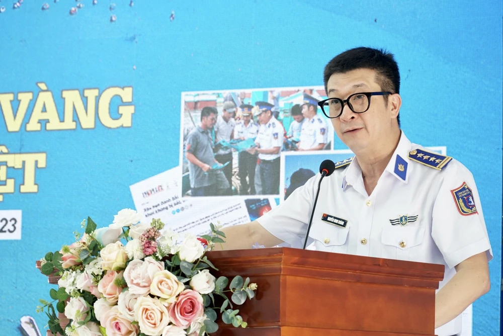 Đại tá Nguyễn Minh Khánh, Phó tư lệnh kiêm tham mưu trưởng, Bộ Tư lệnh Vùng Cảnh sát Biển 3, phát biểu tại toạ đàm. Ảnh: BẢO PHƯƠNG