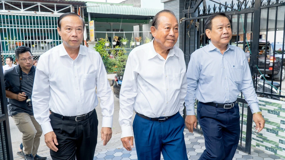 Nguyên Phó Thủ tướng Trương Hoà Bình cùng lãnh đạo tỉnh Bà Rịa - Vũng Tàu, lãnh đạo báo Pháp Luật TP.HCM đến thăm hỏi các gia đình bám biển. Ảnh: MẠNH THẮNG