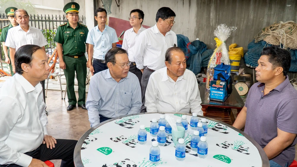 Đoàn công tác ghé thăm gia đình ông Nguyễn Văn Dận, ấp Phước Thái. Ảnh: MẠNH THẮNG