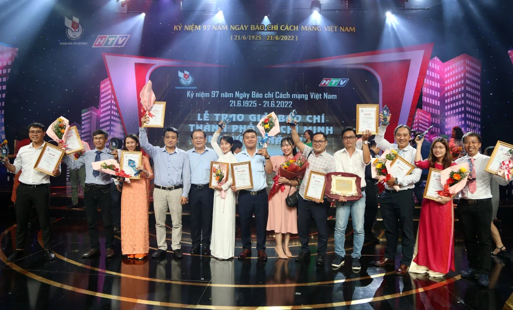 Các tác giả báo Pháp Luật TP.HCM đoạt giải Báo chí TP.HCM lần thứ 40, năm 2022. Ảnh: HOÀNG GIANG