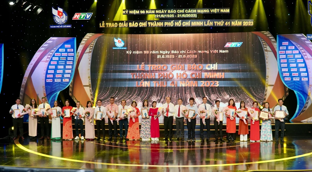 Phó Bí thư Thành uỷ TP.HCM Nguyễn Hồ Hải và Phó Chủ tịch UBND TP.HCM Dương Anh Đức trao giải Nhì cho các tập thể, cá nhân. Ảnh: BẢO PHƯƠNG Phó Bí thư Thành uỷ TP.HCM Nguyễn Hồ Hải và Phó Chủ tịch UBND TP.HCM Dương Anh Đức trao giải Nhì cho các tập thể, cá nhân. Ảnh: BẢO PHƯƠNG