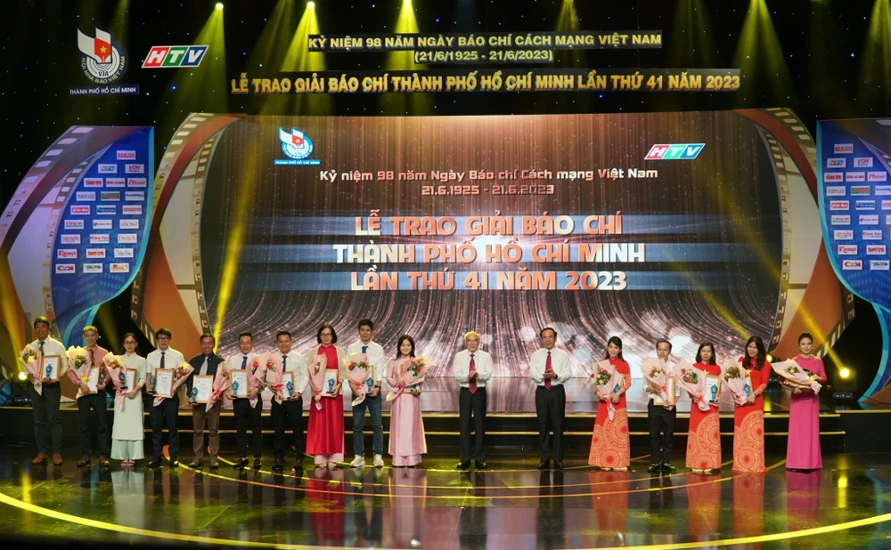 Bí thư Thành uỷ TP Nguyễn Văn Nên và Trưởng ban Tuyên giáo Thành uỷ TP Phan Nguyễn Như Khuê trao giải Nhất cho các cá nhân, tập thể đoạt giải. Ảnh: BẢO PHƯƠNG Bí thư Thành uỷ TP Nguyễn Văn Nên và Trưởng ban Tuyên giáo Thành uỷ TP Phan Nguyễn Như Khuê trao giải Nhất cho các cá nhân, tập thể đoạt giải. Ảnh: BẢO PHƯƠNG