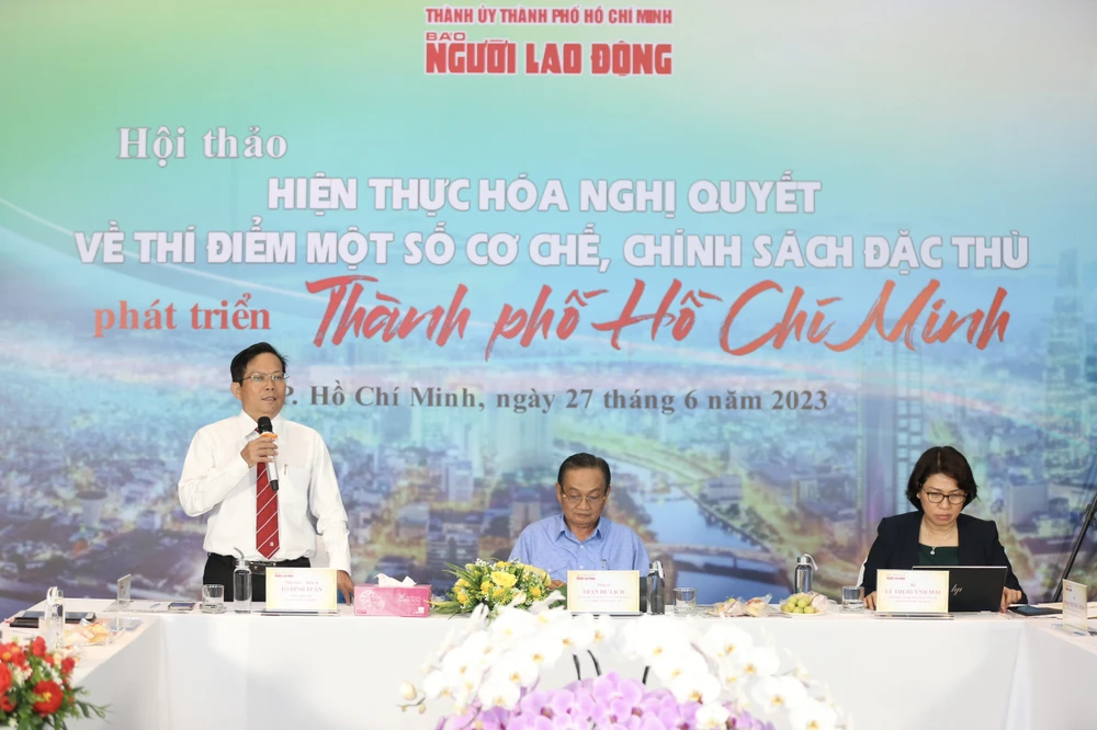 Nhà báo Tô Đình Tuân, Tổng Biên tập Báo Người Lao Động, phát biểu tại hội thảo. Ảnh: BTC