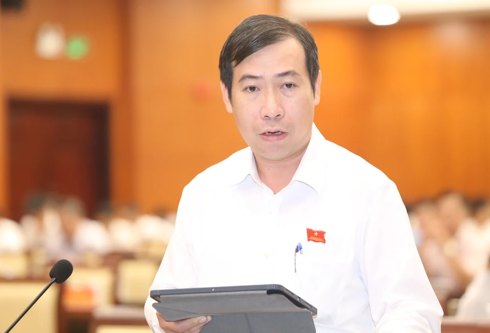 ĐB Lê Minh Đức phát biểu tại phiên thảo luận. Ảnh: THANH THUỲ