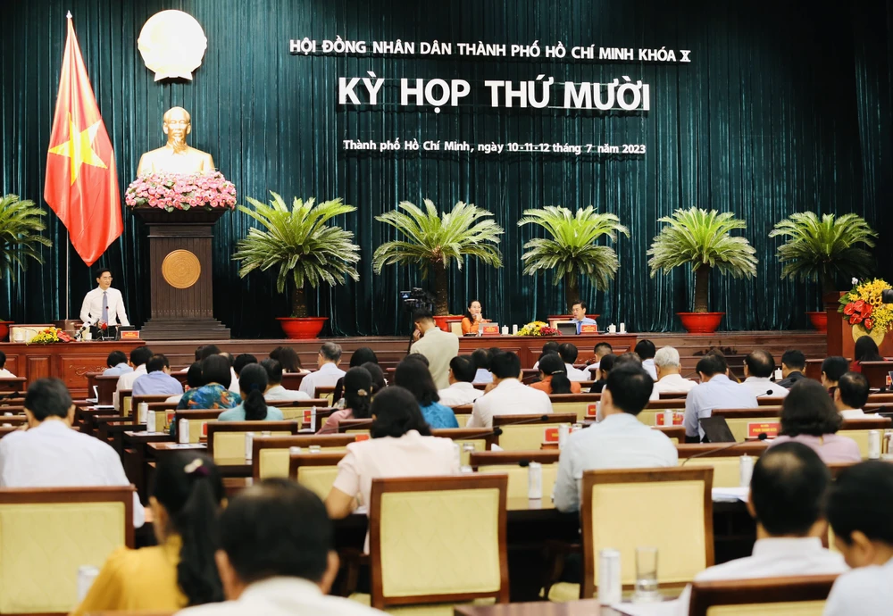 Toàn cảnh phiên chất vấn Giám đốc Sở GTVT TP.HCM. Ảnh: HOÀNG GIANG