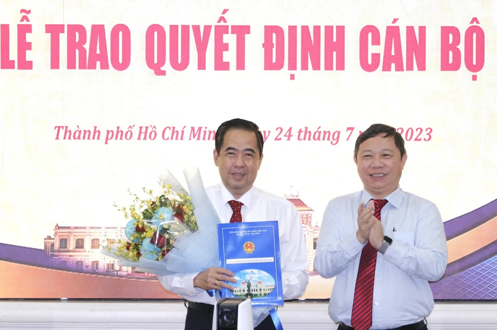 Phó Chủ tịch UBND TP.HCM Dương Anh Đức trao quyết định nghỉ hưu cho ông Nguyễn Văn Lâm. Ảnh: HÀ THƯ
