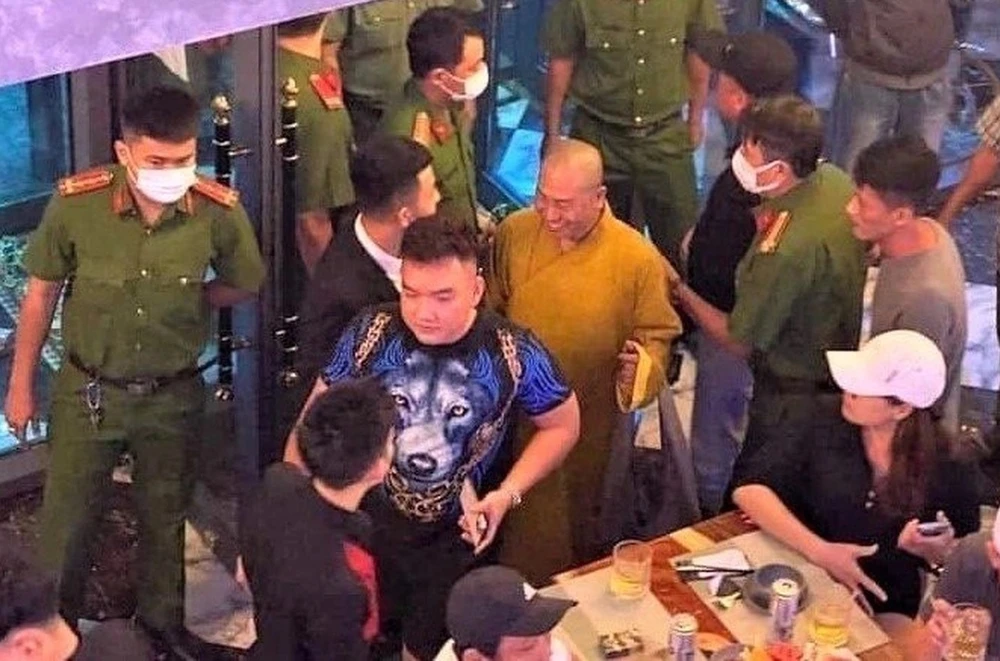 Người đàn ông đầu trọc mặc áo nhà sư trong quán nhậu ở quận Gò Vấp. Ảnh cắt từ clip