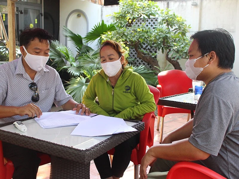 Ông Ngô Tiến Nhợ (bìa trái), Trưởng khu phố 12, phường Bình Hưng Hòa A, quận Bình Tân cùng bảo vệ dân phố, cán bộ hội khuyến học trong đợt dịch COVID-19. Ảnh: LÊ THOA