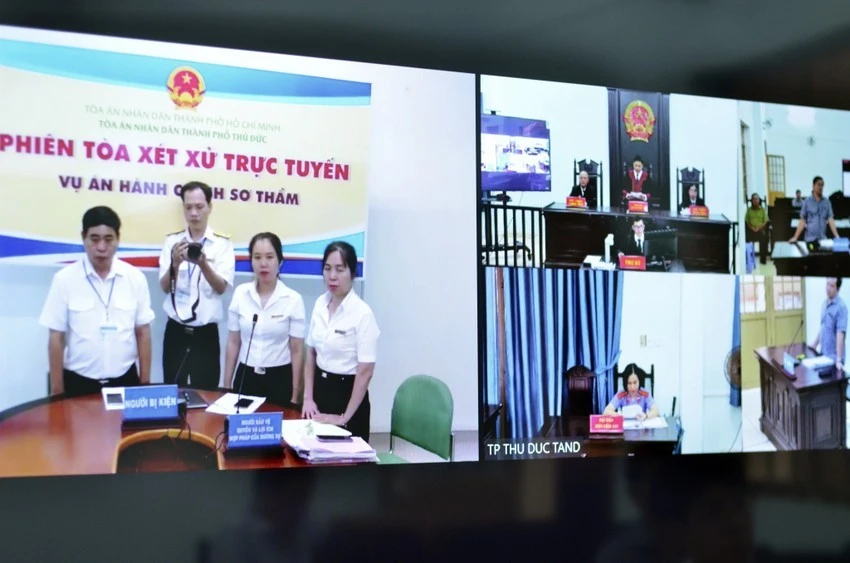 Một phiên xử án hành chính trực tuyến tại TAND TP Thủ Đức, TP.HCM. Ảnh: THẾ GIANG