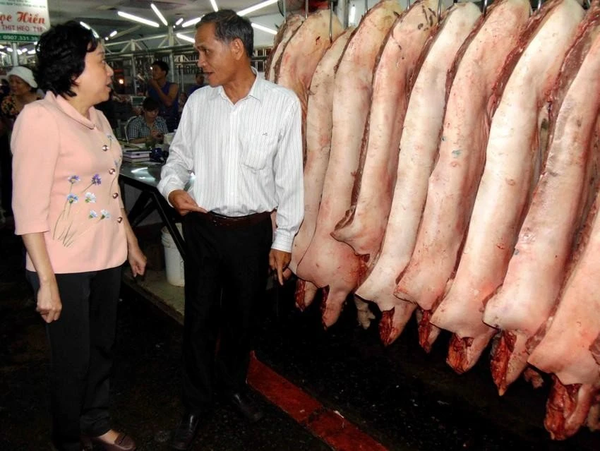 Bà Phạm Khánh Phong Lan, Trưởng ban Quản lý An toàn thực phẩm TP.HCM, kiểm tra hoạt động kinh doanh tại chợ đầu mối Hóc Môn. Ảnh: TRẦN NGỌC