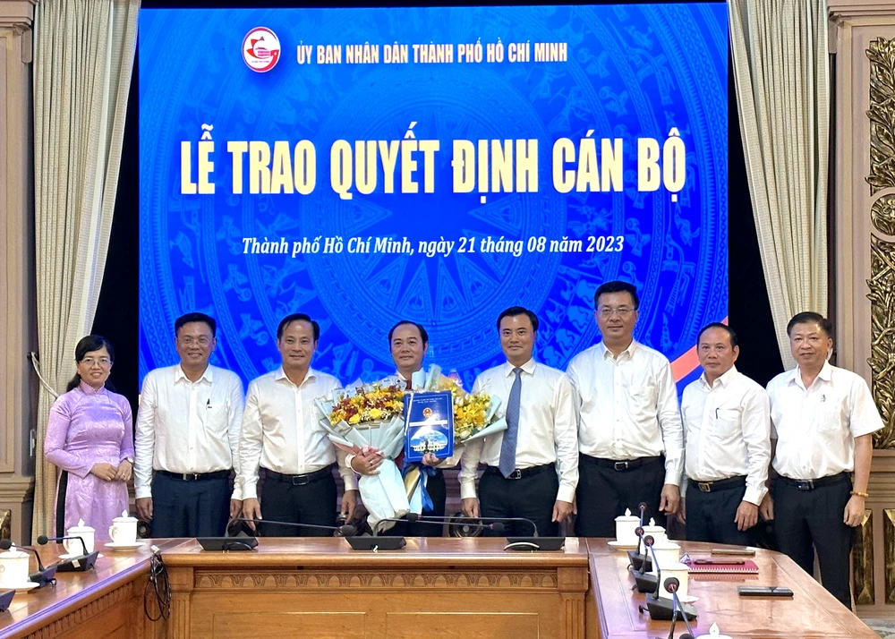 Phó Chủ tịch UBND TP.HCM Bùi Xuân Cường trao quyết định cho ông Huỳnh Cao Cường. Ảnh: L.THOA