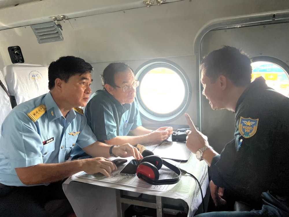 Bí thư Thành uỷ TP.HCM Nguyễn Văn Nên trên trực thăng khảo sát. Ảnh: H.THƯ